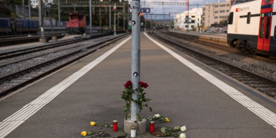 Während einer Gedenkveranstaltung für den 2021 bei einem Polizeieinsatz erschossenen Mann legten Menschen im vergangenen August Rosen am Bahnhof Morges nieder.