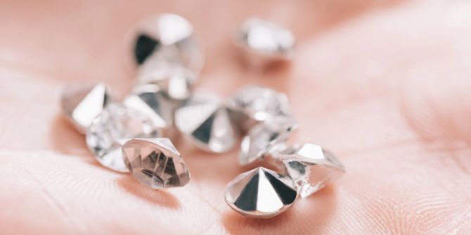 Diamanten auf einer Handfläche.
