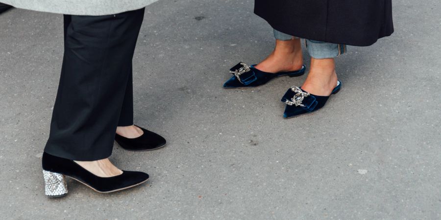 frauen tragen flache schuhe