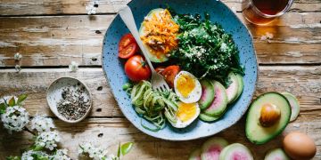 teller mit gesundem salat