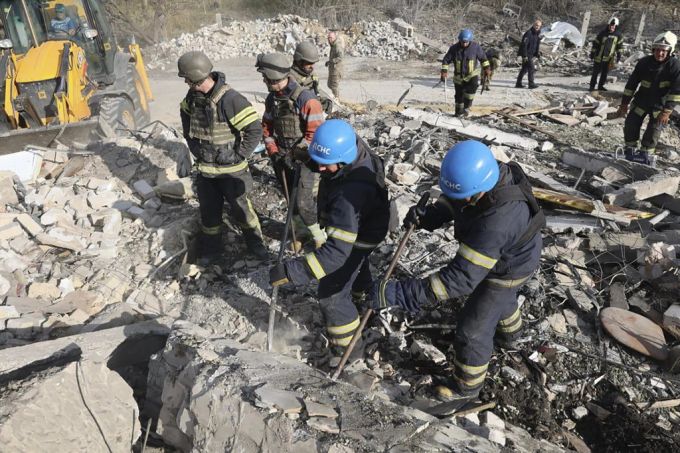 Retter in den Trümmern nach dem Angriff. Rettungskräfte Trümmer Angriff Ukraine
