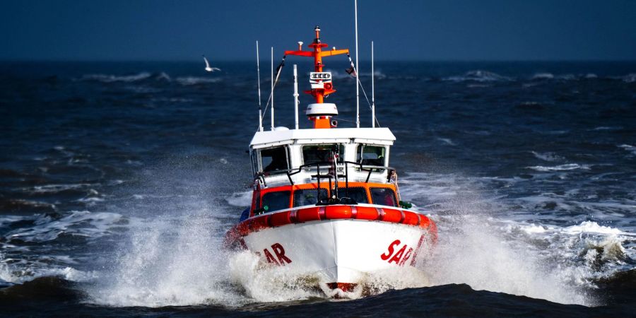 Das Seenotrettungsboot «Gillis Gullbranson» (Archivbild). Mehrere Schiffe der Deutschen Gesellschaft zur Rettung Schiffbrüchiger (DGzRS) suchen einen Seemann, der über Bord gegangen ist.