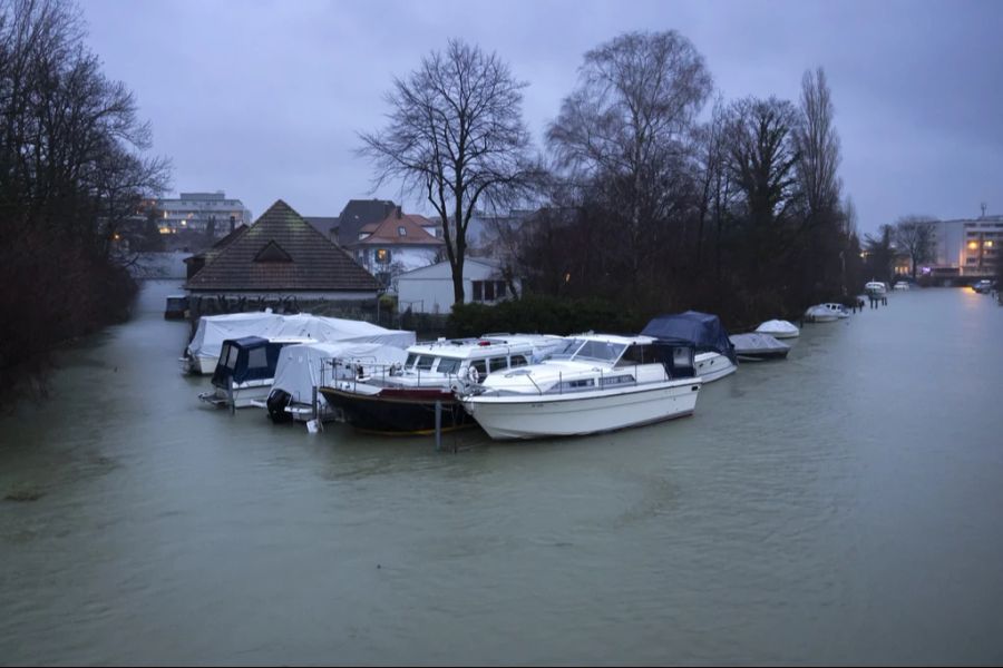 Boote liegen im Hafen in Biel, am Dienstag, 12. Dezember 2023. Der Wasserpegel des Bielersees liegt nach starken Regenfällen knapp unter der Hochwassergrenze.