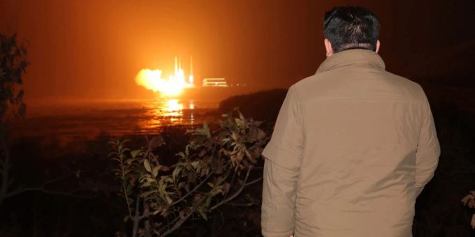 HANDOUT - Diese am 22.11.2023 von der zentralen nordkoreanischen Nachrichtenagentur KCNA zur Verfügung gestellte Aufnahme zeigt nach Angaben von KCNA Kim Jong Un, Machthaber von Nordkorea, beim beim beobachten des Starts einer Rakete vom Typ «Chollima-1», die einen Aufklärungssatelliten vom Typ «Malligyong-1» ins All bringen soll, vom Satellitenstartplatz Sohae in Tongchang-ri. Der Inhalt dieses Bildes ist so, wie er bereitgestellt wurde, und kann nicht unabhängig verifiziert werden. Das Wasserzeichen auf dem Bild in koreanischer Sprache lautet «KCNA», die Abkürzung für Korean Central News Agency. Foto: Uncredited/KCNA/KNS/dpa - ACHTUNG: Nur zur redaktionellen Verwendung und nur mit vollständiger Nennung des vorstehenden Credits HANDOUT - Diese am 22.11.2023 von der zentralen nordkoreanischen Nachrichtenagentur KCNA zur Verfügung gestellte Aufnahme zeigt nach Angaben von KCNA Kim Jong Un, Machthaber von Nordkorea, beim beim beobachten des Starts einer Rakete vom Typ «Chollima-1», die einen Aufklärungssatelliten vom Typ «Malligyong-1» ins All bringen soll, vom Satellitenstartplatz Sohae in Tongchang-ri. Der Inhalt dieses Bildes ist so, wie er bereitgestellt wurde, und kann nicht unabhängig verifiziert werden. Das Wasserzeichen auf dem Bild in koreanischer Sprache lautet «KCNA», die Abkürzung für Korean Central News Agency. Foto: Uncredited/KCNA/KNS/dpa - ACHTUNG: Nur zur redaktionellen Verwendung und nur mit vollständiger Nennung des vorstehenden Credits