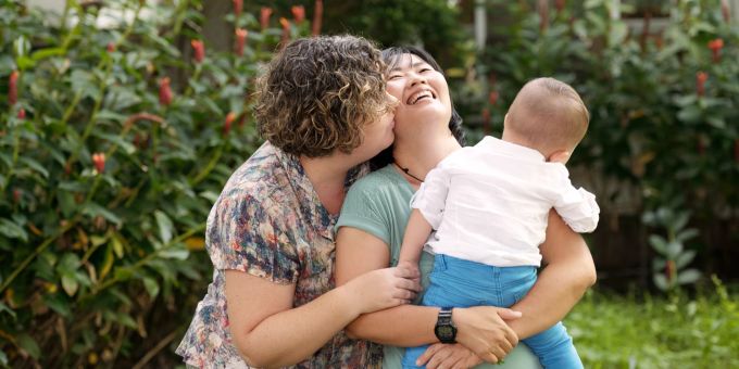Laut einer aktuellen Erhebung ist die Akzeptanz gleichgeschlechtlicher Eltern in den letzten zehn Jahren um 25 Prozentpunkte gestiegen. (Archivbild) Gleichgeschlechtliche Eltern