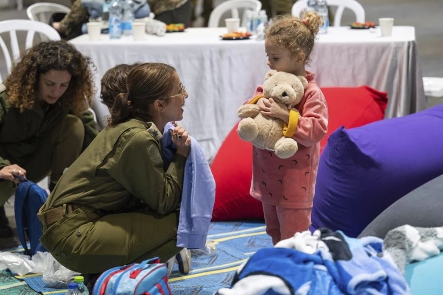 Eine israelische Armee-Angehörige spricht zu einem der freigelassenen Kinder.