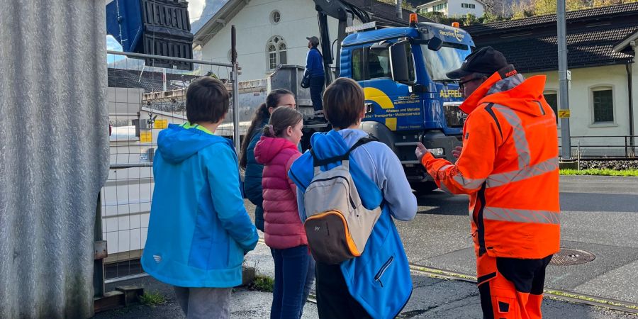 Kinder erhalten einen Einblick in die Arbeiten des Unterhaltdienstes