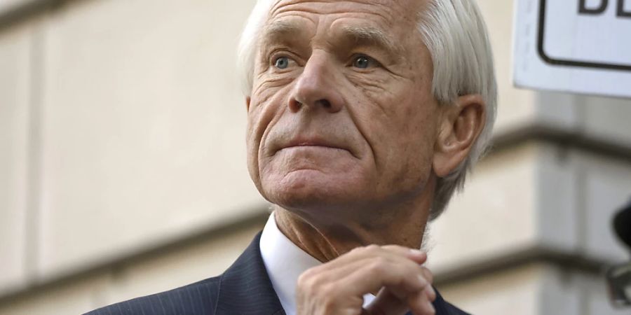 ARCHIV - Peter Navarro, einstiger Berater von Ex-US-Präsident Trump, spricht zu den Medien, als er das Bundesgericht in Washington verlässt. Foto: Mark Schiefelbein/AP/dpa