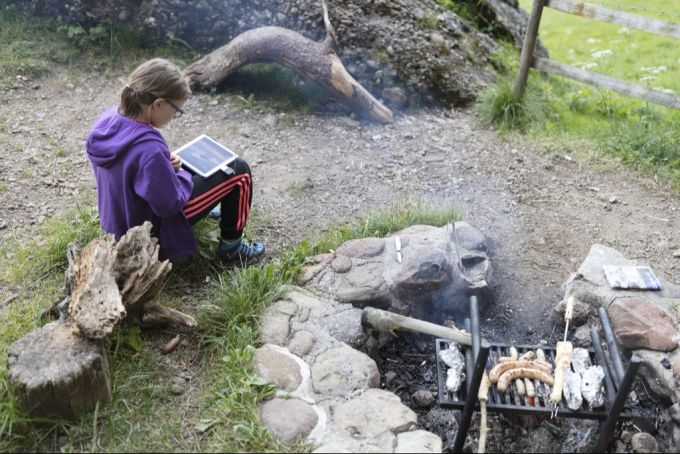 Kinder und ihre Tablets sind häufig nicht mehr voneinander zu trennen. (Symbolbild) Kind Tablet