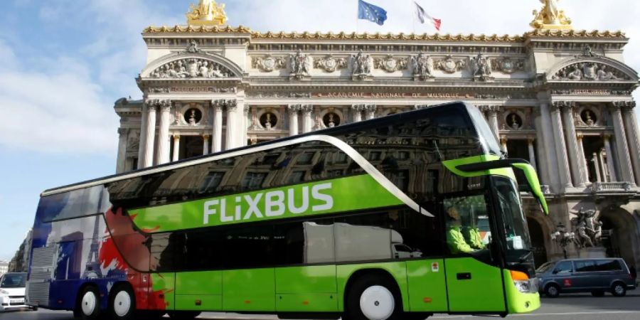 Ein Flixbus vor dem Opernhaus Palais Garnier in Paris