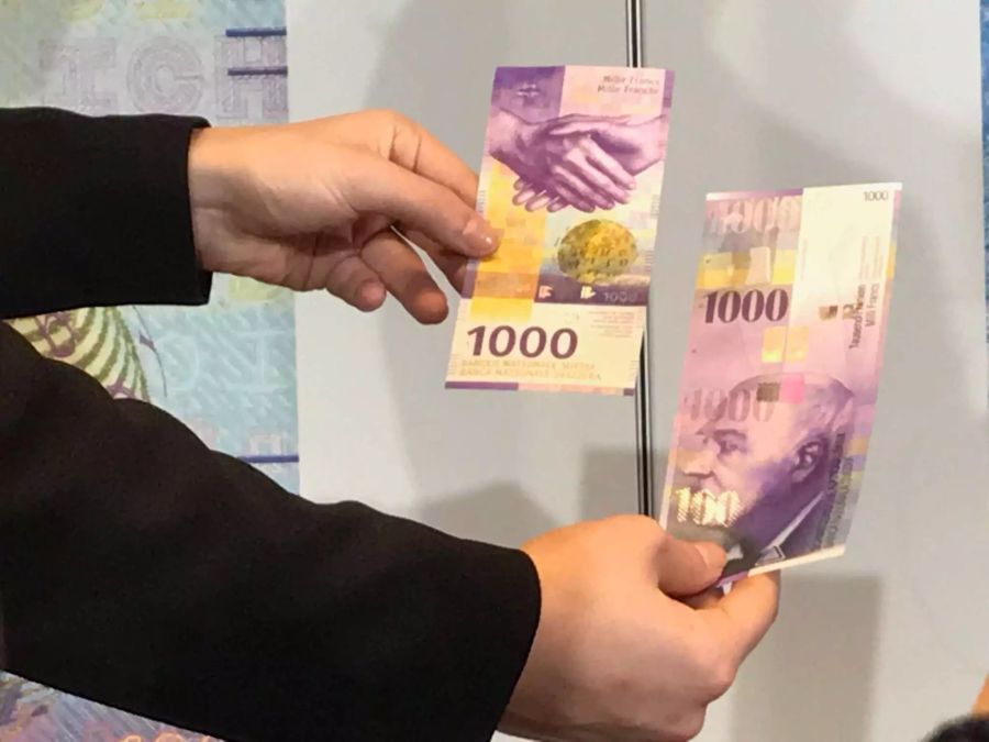 Die neue 1000er Note ist etwas kürzer als die alte Note, die Farbe bleibt jedoch gleich. In Umlauf kommt die neue «Ameise» am 15.März