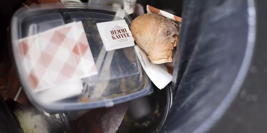 Viel Plastik im Abfall - und zuweilen in der Umwelt. Der Bundesrat wird in einem Bericht eine Strategie für einen ökologischeren Umgang mit Plastik aufzeigen. (Symbolbild)