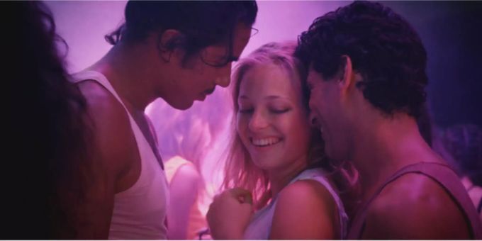 Junge Frauen und Männer in einer Szene des Films «Mektoub, My Love: Intermezzo» von Abdellatif Kechiche. Abdellatif Kechiche