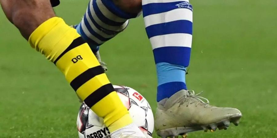 Verspricht stets spannenden Fussball: Das Derby zwischen Schalke und Borussia Dortmund. Foto: Ina Fassbender/dpa