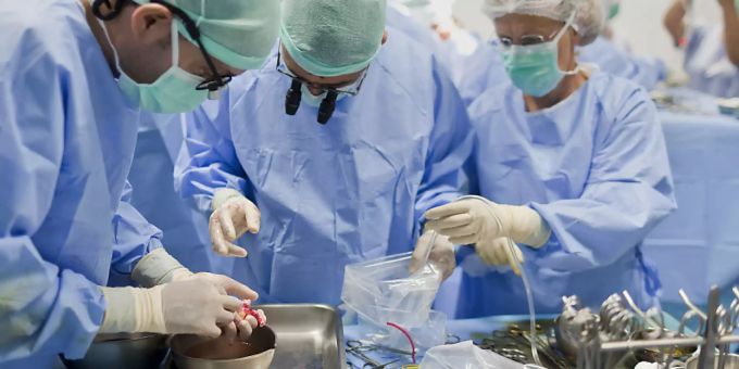 Santésuisse fordert, dass Kantone bei der Ärztezulassung sich besser koordinieren. Santésuisse Krankenkasse
