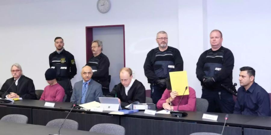 Angeklagte zum Prozessauftakt im Gerichtssal
