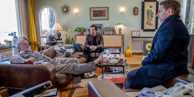 Thorsten Lannert und Sebastian Bootz wollen von Eberhard wissen, was er über die Pflegerin Anne Werner weiss. tatort