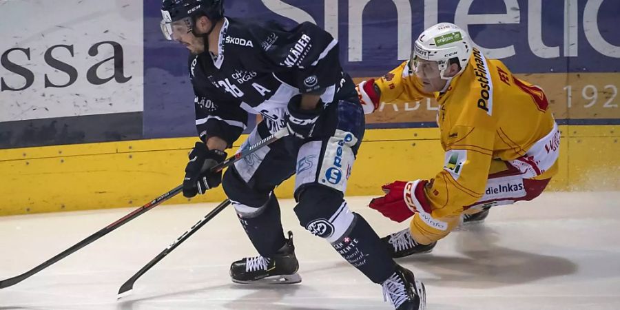 Ambris Matt D'Agostini wird vom Bieler Kevin Fey verfolgt