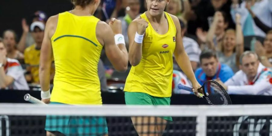Stehen mit Australien im Fed-Cup-Finale: Sam Stosur (l) und Ashleigh Barty. Foto: Glenn Hunt/AAP