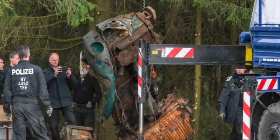 Einsatzkräfte der Polizei heben am Rande von Flossenbürg einen VW Käfer aus dem Boden. Liegt hier auch irgendwo die Leiche von Monika Frischholz? Foto: Armin Weigel