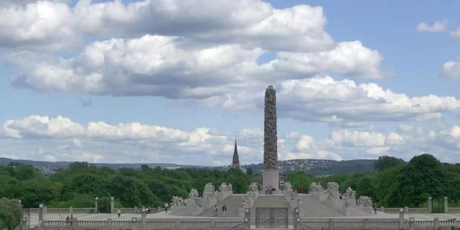 Blick auf den Vigelandspark mit dem Monolithen, der sich 17 Meter in die Höhe streckt, an der Aussenseite ein Gewühl von Menschen in den Granit geschlagen. Foto: Sigrid Harms