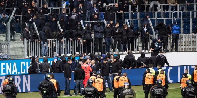 Randalierende Fans am Meisterschaftsspiel der Super League zwischen dem FC Luzern und dem Grasshopper Club Zürich. GC Nazi