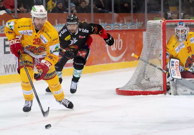 Biels Beat Forster, links, und Zach Boychuck vom SCB treffen in den Playoffs aufeinander. Playoffs SCB Biel