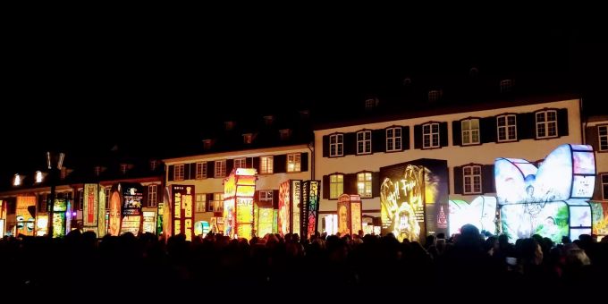 Die Basler Fasnacht ist in vollem Gange. Davon zeugt auch die Laternen-Ausstellung auf dem Münsterplatz. Basler Fasnacht