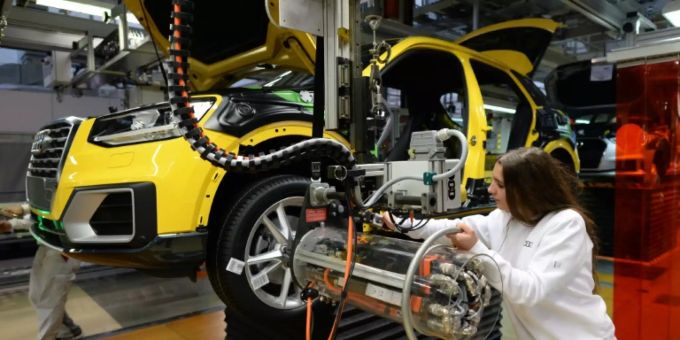 Eine Auszubildende in der Automobilindustrie. Automobilindustrie