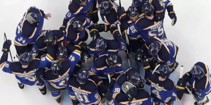 Die Spieler der St. Louis Blues feiern einen Sieg. (Archiv) samuel blais