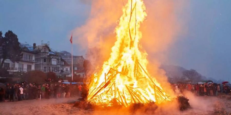 Osterfeuer locken viele Menschen zu einem stimmungsvollen Beisammensein. Hier ein Feuer am Elbstrand in Blankenese. Foto: Georg Wendt