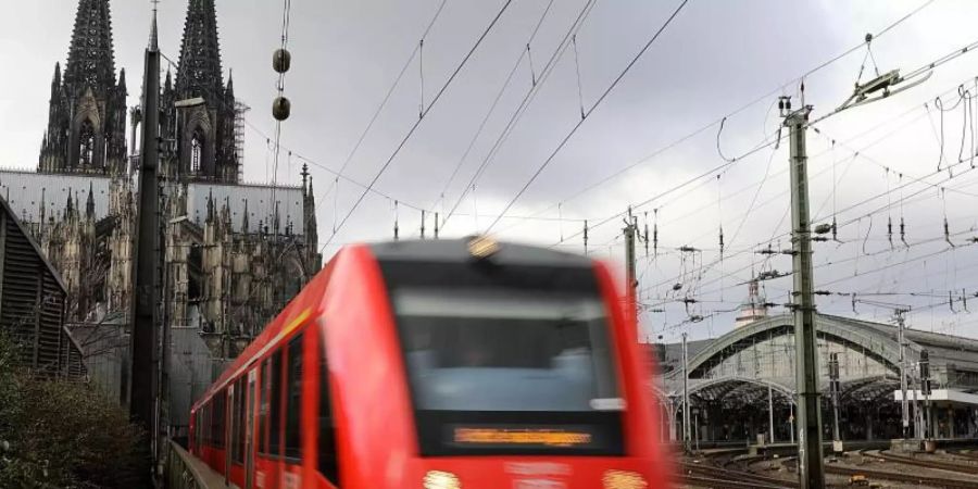 Ein Regionalzug verlässt den Hauptbahnhof in Köln. Foto: Oliver Berg/Illustration