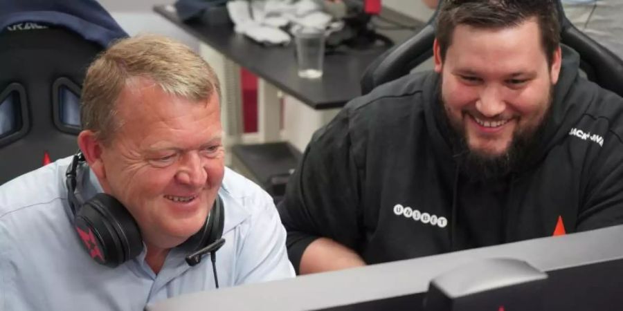 Der dänische Premierminister Lars Løkke Rasmussen (l) spielt unter der Anteilung von Astralis-Trainer Danny "zonic" Sørensen (r) Counter-Strike: Global Offensive. Foto: