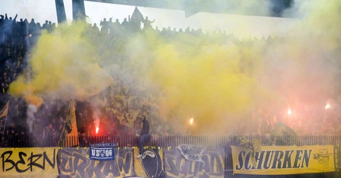 Die mitgereisten YB-Fans sorgen für einen kurzen Spielunterbruch. YB FCZ