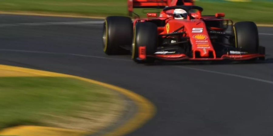 Ferrari-Pilot Sebastian Vettel raste in Melbourne als Vierter ins Ziel. Foto: James Ross/AAP/dpa