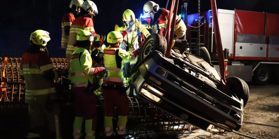 Junglenker verunfallt – Beifahrerin lebensbedrohlich verletzt