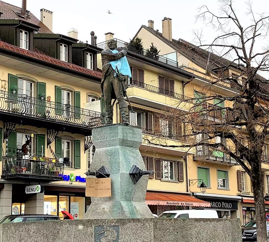 Die Statue des Greyerzer Volkshelds Nicolas Chenaux in Bulle FR bekommt von den Juso eine blaue Schürze und eine Tafel mit der Aufschrift «Die Arbeit der Frauen, eine Geschichte der Männer».