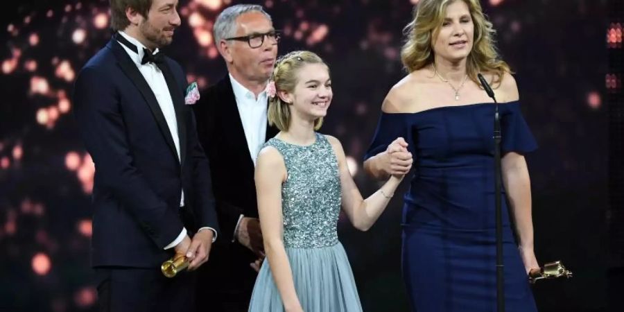 Das Team des Films «Rocca» bekommt bei der Verleihung des 69. Deutschen Filmpreises den Preis in der Kategorie «Bester Kinderfilm». Rechts Regisseurin Katja Benrath und Darstellerin Luna Marie Maxeiner. Foto: Britta Pedersen