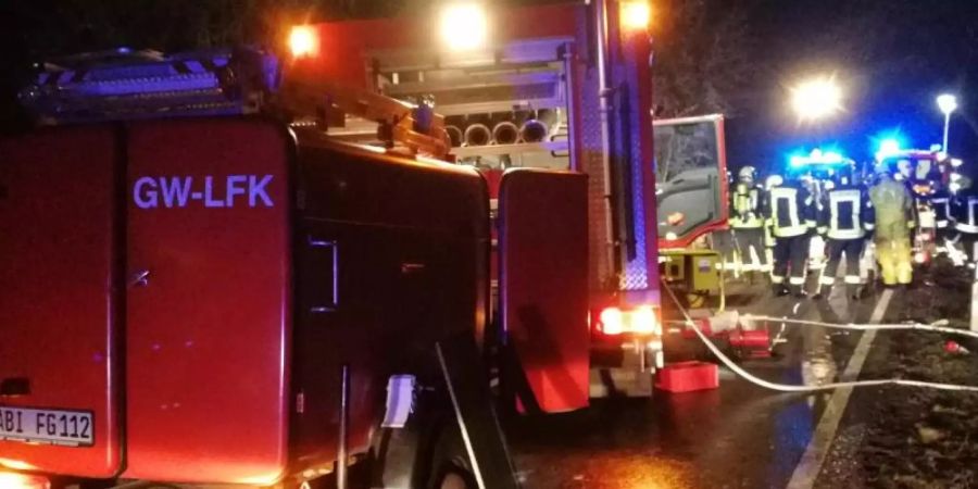 Feuerwehr und Rettungskräfte an der Unfallstelle auf einer Landstrasse bei Köthen. Foto: Heiko Rebsch/dpa-Zentralbild