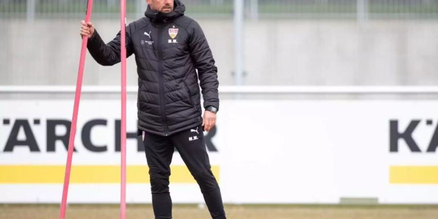 Trainer Markus Weinzierl ist mit dem VfB Stuttgart seit sechs Bundesligaspielen ohne Sieg. Foto: Fabian Sommer
