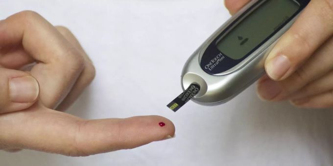 Eine Person führt eine Blutzuckermessung durch. Diabetes Zellen Insulin