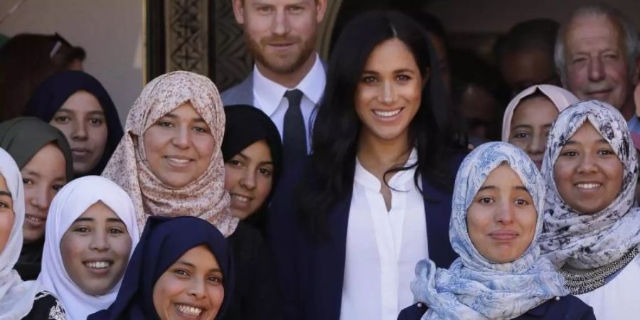 Prinz Harry (M, hinten) und Herzogin Meghan beim Besuch eines Internats im marokkanischen Asni. Foto: Kirsty Wigglesworth