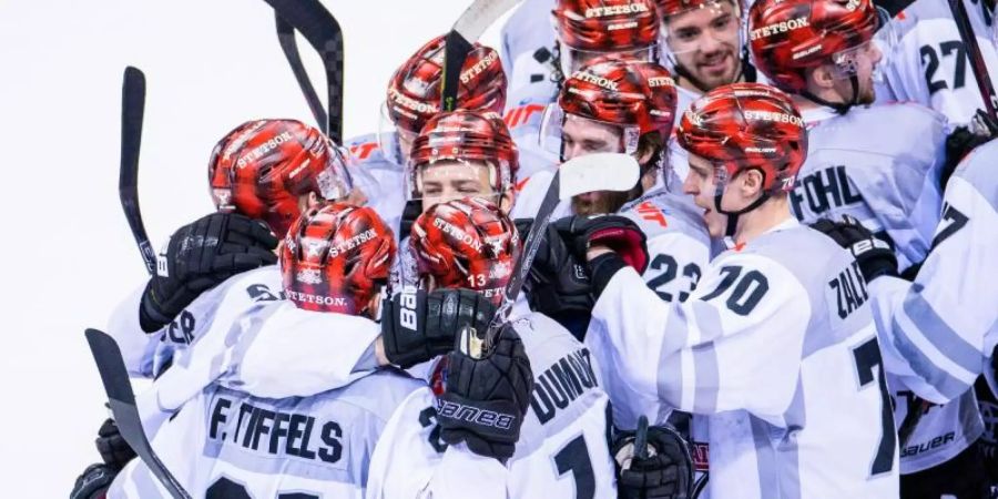 Die Spieler der Kölner Haie freuen sich über den Sieg gegen die Düsseldorfer EG. Foto: Rolf Vennenbernd