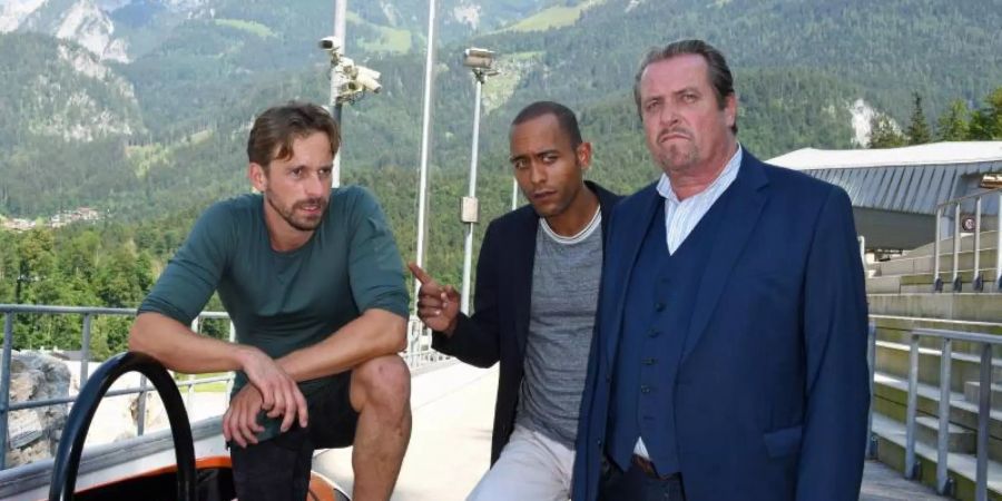 Ben Blaskovic (Tom Aureiner l-r), Peter Marton (Kommissar Jerry Paulsen) und Andreas Giebel (Hauptkommissar Benedikt Beissl) bei r Dreharbeiten zur ARD-Vorabendserie "Watzmann ermittelt". Foto: Ursula Düren