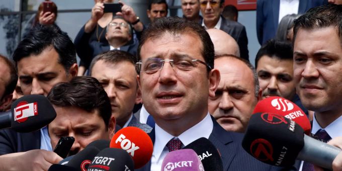 Ekrem Imamoglu, Noch-Bürgermeister Istanbuls von der grössten Oppositionspartei CHP, spricht zu den Medienvertretern, als er nach Gesprächen mit hochrangigen Parteifunktionären das Hauptquartier der CHP verlässt. Nach Wahl-Annullierung in Istanbul