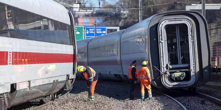 Nachdem ein ICE aus Berlin in Basel entgleist ist, müssen Reisende mit Beeinträchtigungen rechnen. Foto: Georgios Kefalas/KEYSTONE