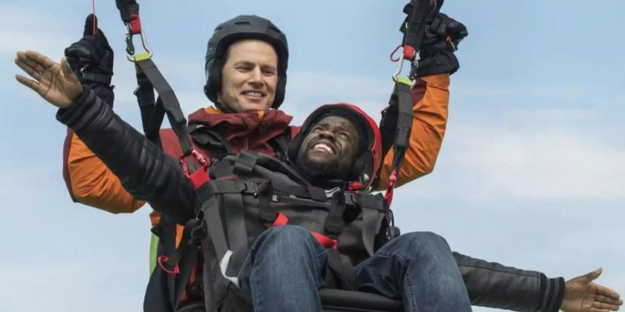 Philip (Bryan Cranston, hinten) und Dell (Kevin Hart) werden ziemlich beste Freunde. Foto: Constantin Film