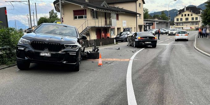 Au SG: Fahrunfähig mit zwei Autos kollidiert. Au SG Unfall