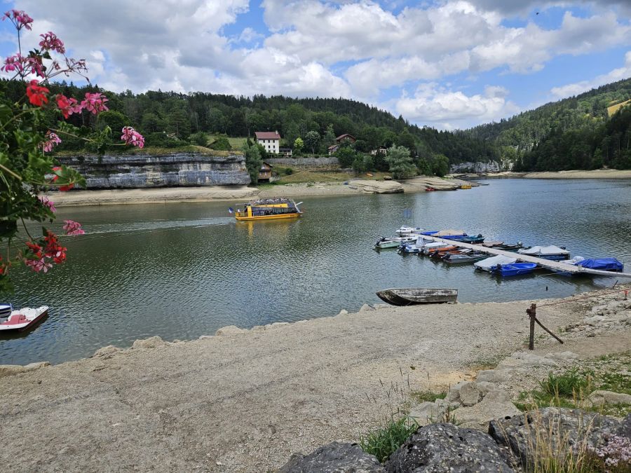 Der schweizerisch-französische Grenzsee Lac des Brenets hat aktuell aber noch genügend Wasser für die Schifffahrt.