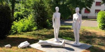Marmor-Skulptur beschädigt